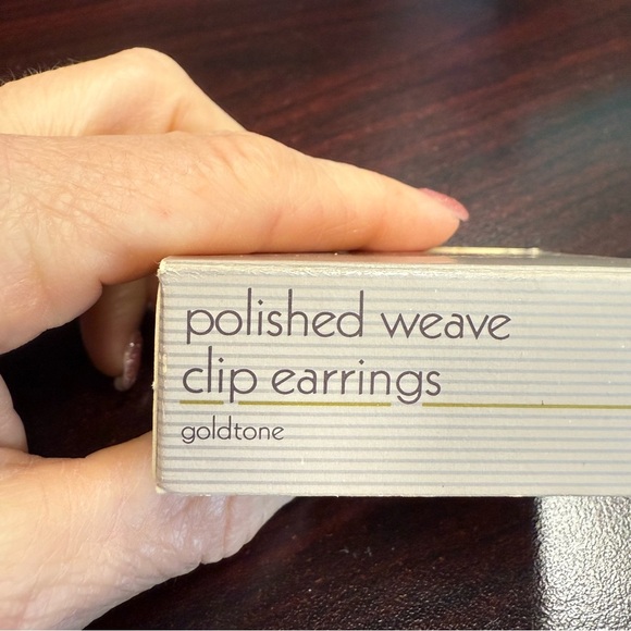 Avon “Polished Weave”  Goldtone clip  Earrings vintage 1987 NIB - Picture 4 of 5
